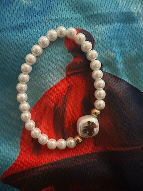 Pearl Bead Stretch Bracelet with Gold Accent. Like tous
